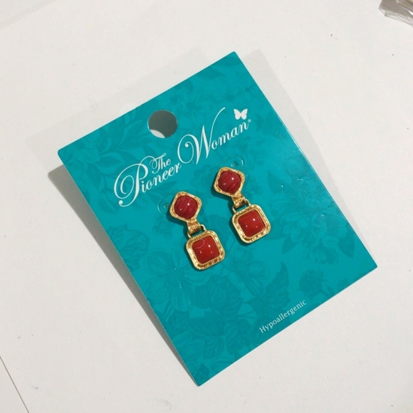 Elegant Gold-tone & Red Stone Drop Dangle post Earrings, Women's Fashion Jewelry - Picture 3 of 9